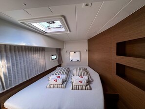 A compact, well-lit cabin with a bed, a small window, and a skylight. - Sun-Kissed Sailing Adventure in Zadar, Croatia (Biograd na moru)