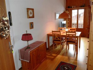 Dining - Résidence Sonnegg (Herrli) Appartement/Fewo, Dusche oder Bad, WC 4-Bettwohnung by Interhome (Zweisimmen)