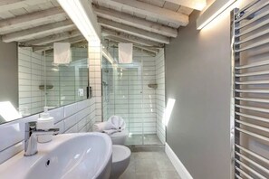 Bathroom - Elegant Florence Apartment with Mezzanine Near Duomo & Santa Croce (Firenze)