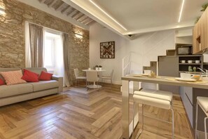Living area - Elegant Florence Apartment with Mezzanine Near Duomo & Santa Croce (Firenze)