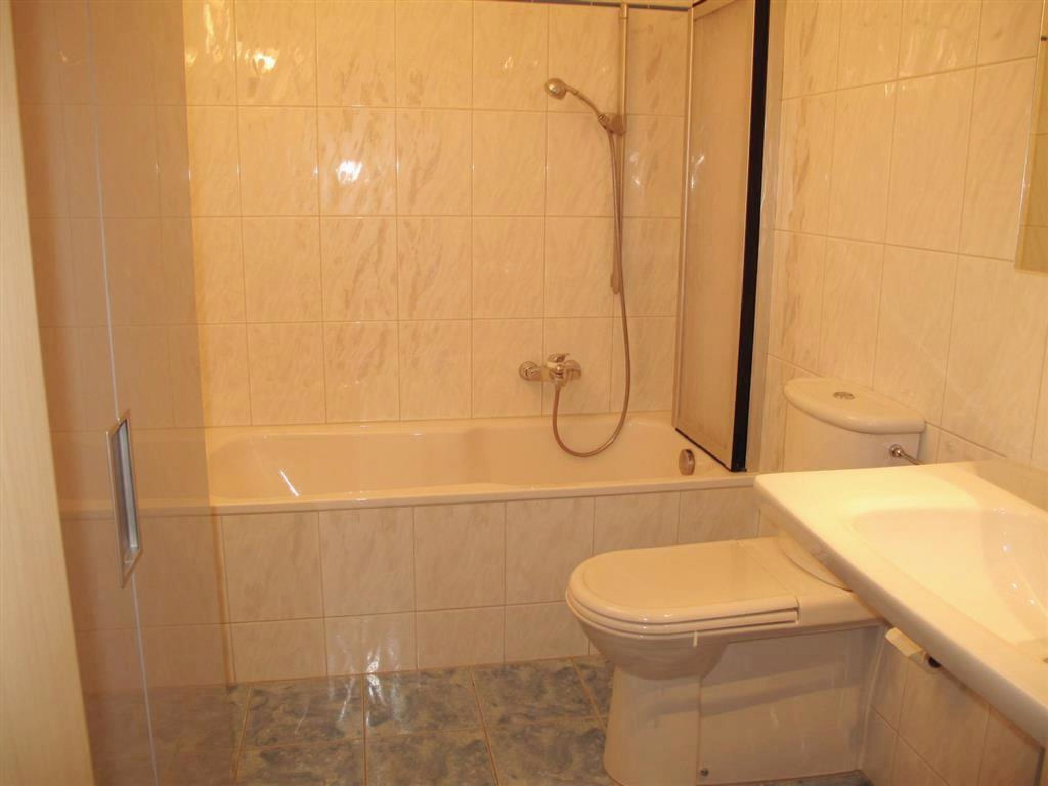 Ein Badezimmer mit Badewanne, Toilette und Dusche.