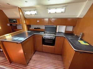 Private kitchen - Sun-Kissed Sailing Adventure in Zadar, Croatia (Bibinje)