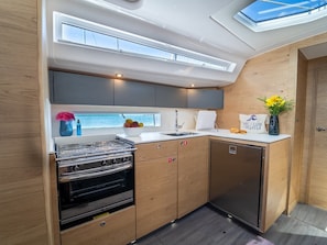 Private kitchen - Sun-Kissed Sailing Adventure in Istria, Croatia (Pula)