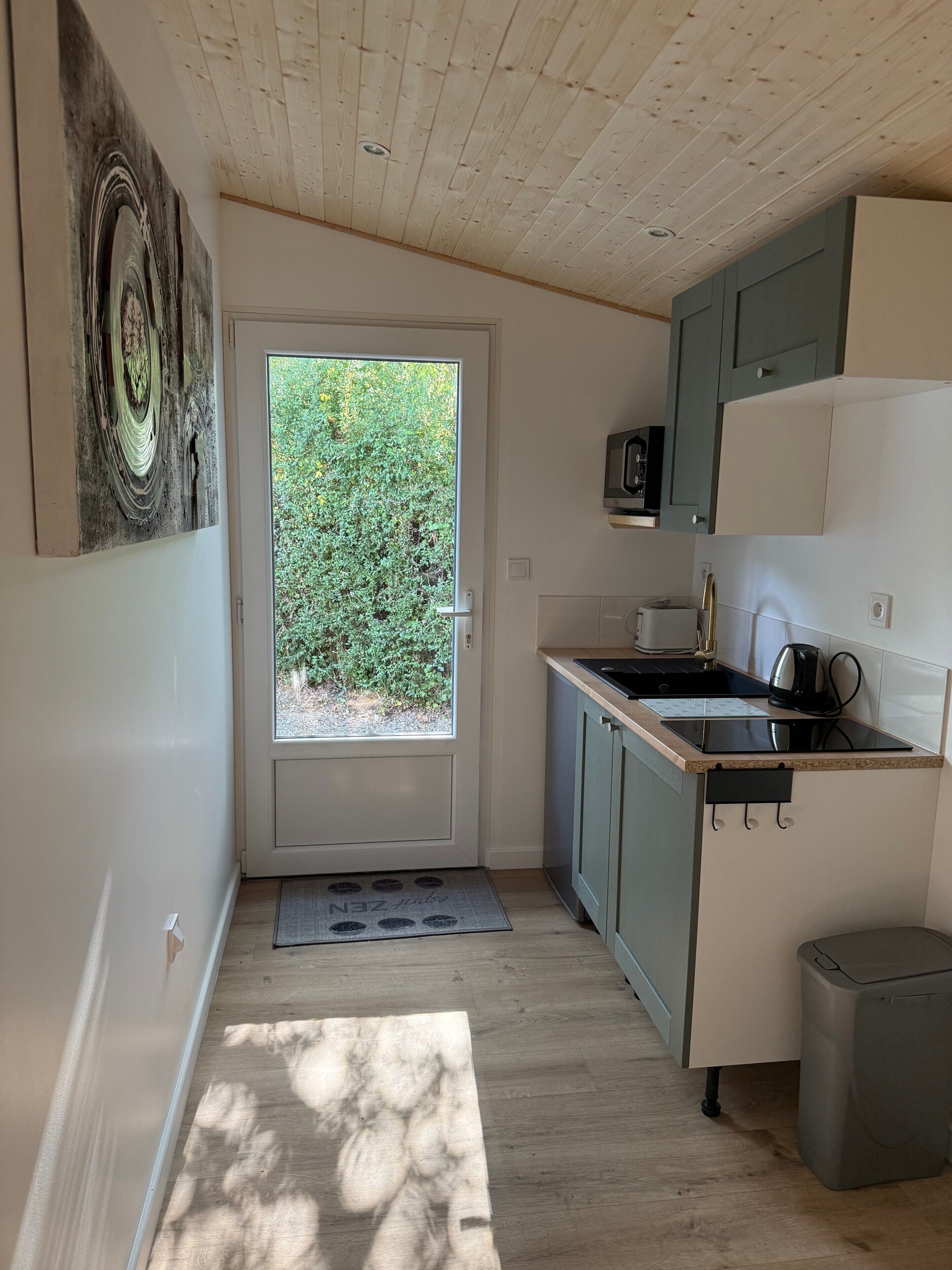Kylskåp, mikrovågsugn, spishäll och kaffe- och tebryggare
