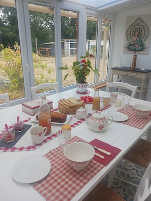 Dining - Le Cocon du Sorcier B&B in the Marais Breton Vendéen, 25 min from Noirmoutier (Châteauneuf)