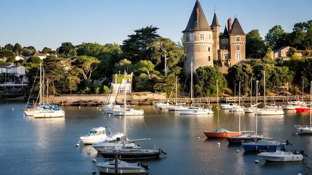 A historic castle with a tower, surrounded by a marina with various boats. - Guest Room "Le Cocon du Sorcier" in the Marais Breton Vendéen, 25 min from Noirmoutier (Châteauneuf)