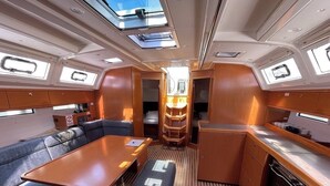 Un intérieur compact comprenant un coin repas, des sièges et une petite cuisine.