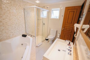 Presidentiële suite | Badkamer | Gratis toiletartikelen, handdoeken, zeep, shampoo