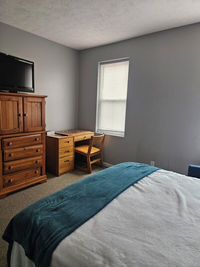 Cozy 1-bedroom apartment on the trolley line 10 min from downtown pittsburgh