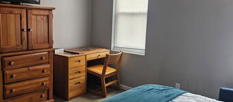 Cozy 1-bedroom apartment on the trolley line 10 min from downtown pittsburgh
