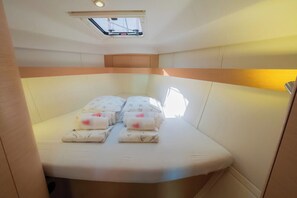 Eine Holzhütte mit Etagenbett, Oberlicht und kleinem Fenster.