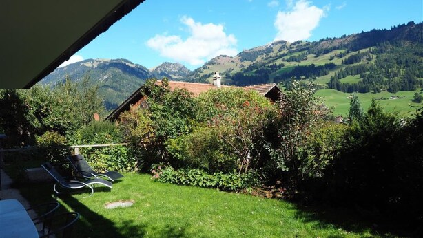 A view of a mountain landscape with a house and a garden. - Am Ryschbächli Appartement/Fewo, Dusche oder Bad, WC 6-Bettwohnung by Interhome (Zweisimmen)
