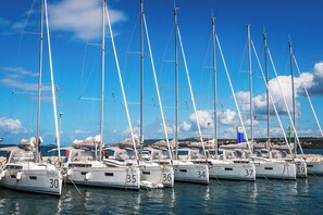 Un puerto deportivo con varios veleros amarrados.