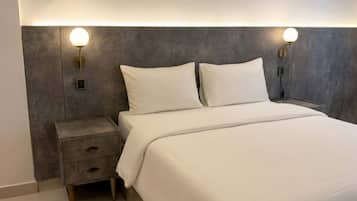 Tabla de planchar con plancha, wifi, ropa de cama