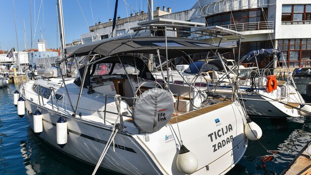 En vit lyxyacht låg förtöjd vid en småbåtshamn, och på förstäven stod det ”TICIZA ZADAR”.