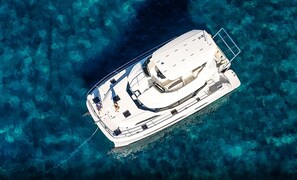 Un bote con una cubierta amplia, una zona techada y un espacio de asientos.