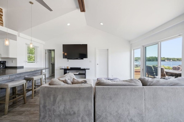 Living area - Private Beach, Dock & Sunset Lake Days with Fire Pit Near St. Joseph Beach Town (Benton Harbor)