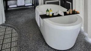 Estudio junior, balcón, vistas a la ciudad | Baño | Zapatillas