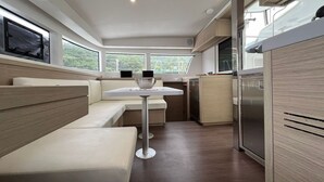 Una cucina compatta con zona pranzo, un frigorifero e una finestra con vista.