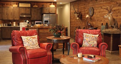 Luxury TX Hunting Lodge • Sleeps Large Groups • Private Ranch Retreat •380 acres