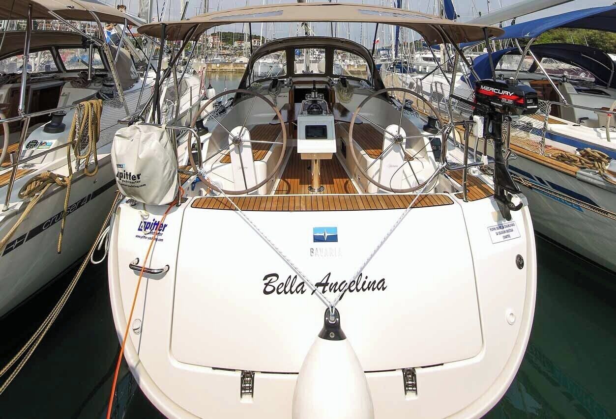 Un barco llamado 'Bella Angelina' atracado en un puerto deportivo junto a otros barcos.