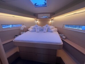 Ein modernes Hotelzimmer mit Bett, Oberlicht, Klimaanlage und Blick auf die Stadt.