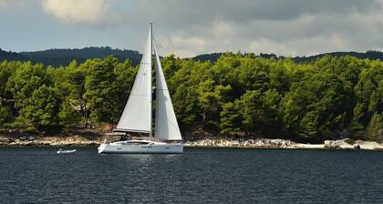 Dubrovnik Delight: Sun-soaked Sailing Adventure