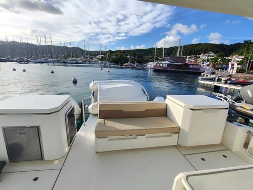 Caribbean Sun-Kissed Sailing: A Luxurious Beach Experience from Martinica, Le Marin