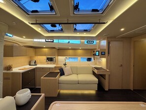 Ein modernes Interieur mit einer Küche, einer Sitzecke und einer Tür.