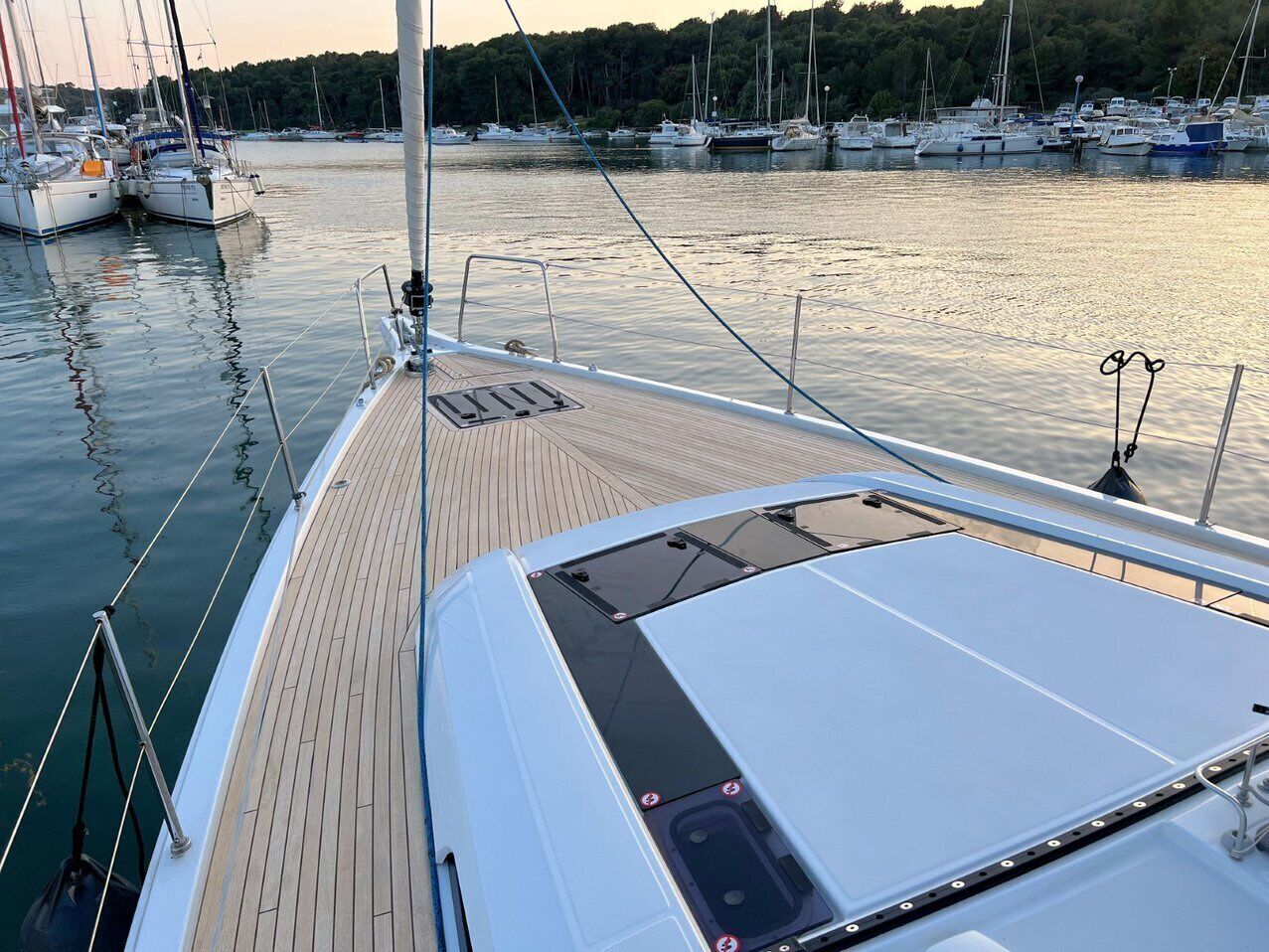 Das Deck eines Bootes mit Blick auf den Hafen und andere Boote.