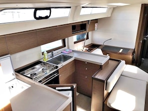 Private kitchen - Sun-Kissed Sailing Adventure in Zadar, Croatia (Bibinje)