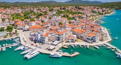 Sibenik Sonnenverwöhntes Segeln: Eine luxuriöse kroatische Seereise