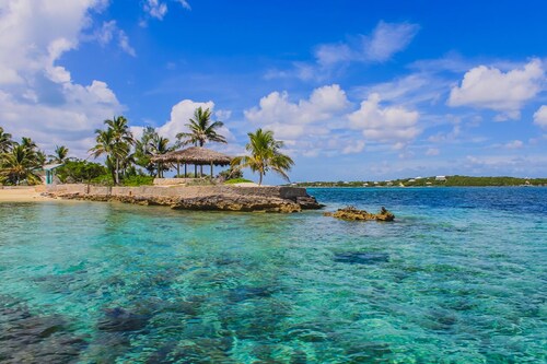 Caribbean Dream: Sun-soaked Sailing Adventure from Bahamas to Islas Abaco