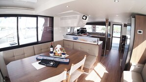 Una cocina moderna con comedor, ventanas amplias y vistas al exterior.
