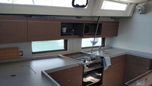 Private kitchen - Sun-Kissed Sailing Adventure in Islas Sarónicas (Alimos)