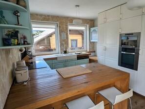 Wasserkocher mit Kaffee-/Teezubehör, Kühlschrank, Mikrowelle, Ofen
