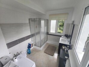 Een douche, een haardroger, handdoeken, zeep