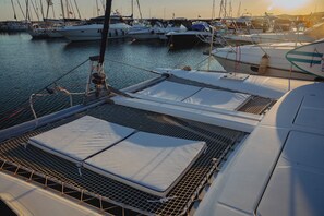 Un port de plaisance où des bateaux sont amarrés.