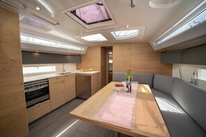 Private kitchen - Sun-Kissed Sailing Adventure in Split, Croatia (Kaštel Gomilica)