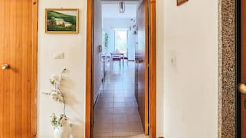 Apartment, 1 Bedroom, Balcony, City View | Interior