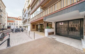 Exterior detail - JUST MOMENTS FROM THE FAMOUS CARRÉ D'OR DISTRICT. IN THE HEART OF DOWNTOWN (Cannes)