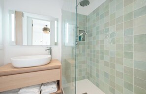 Dusche, Haartrockner, Handtücher, Seife