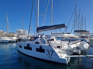 Ein Yachthafen mit mehreren Segelbooten, darunter ein markantes Boot mit der Nummer 37.