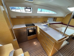 Private kitchen - Sun-Kissed Sailing Adventure in Zadar, Croatia (Bibinje)