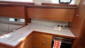 Private kitchen - Sun-Kissed Sailing Adventure in Islas Sarónicas (Alimos)