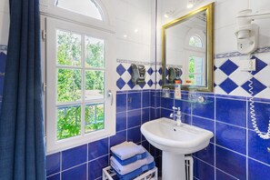 Dusche, Haartrockner, Handtücher