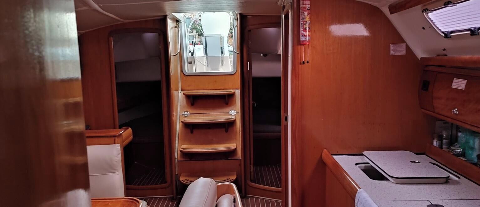 Een compact interieur met een zithoek, een kitchenette en een raam.