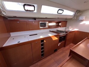Private kitchen - Sun-Kissed Sailing Adventure in the Ionian Islands (Nidri)