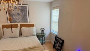 Tabla de planchar con plancha, internet y ropa de cama 