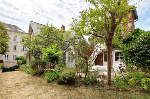 Bed and Breakfast 'Les Soliers - La Chambre' with Balcony and Wi-Fi